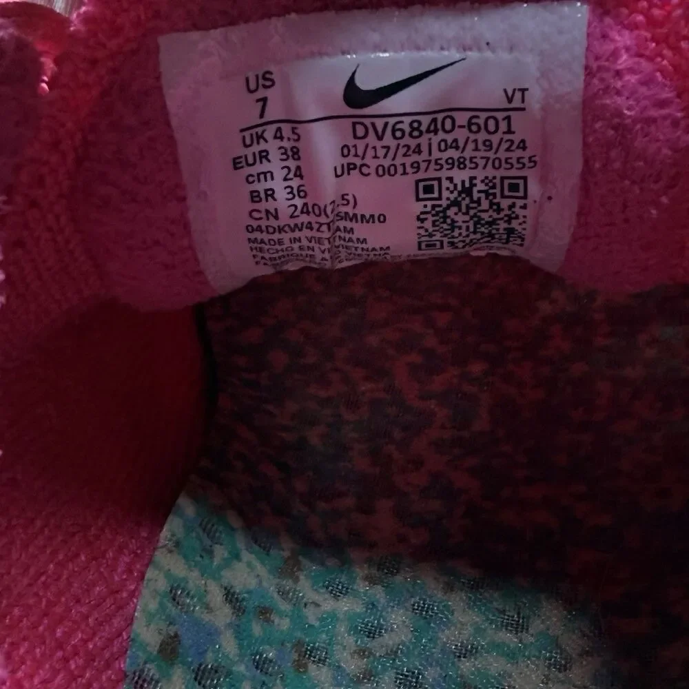 Womens size 7-Nike Air Vapormax 2023 Flyknit Hyper Pink Sneakers DV6840-601